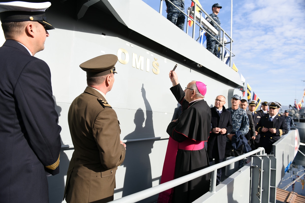 https://www.morh.hr/wp-content/gallery/primopredaja-novog-obalnog-ophodnog-broda-omis-hrm-u/obalni_ophodni_brod_omis_121218_24.jpg