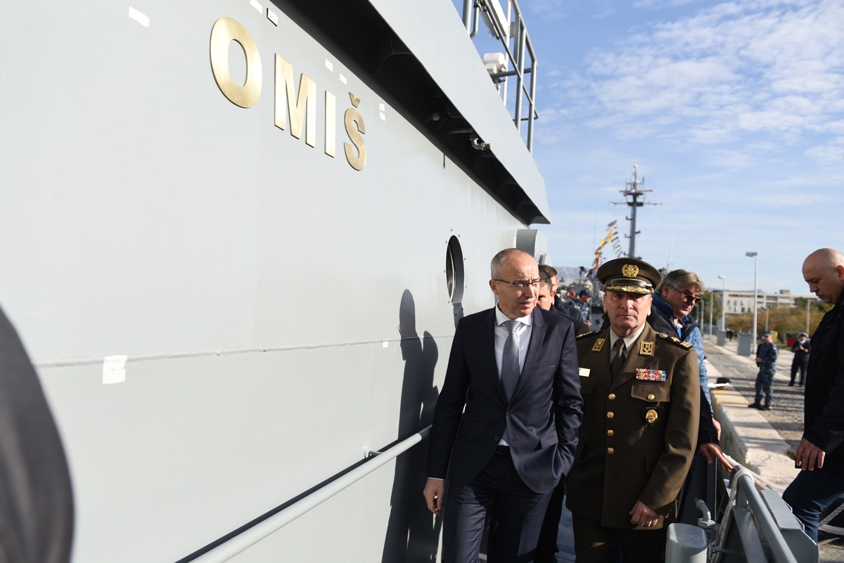 https://www.morh.hr/wp-content/gallery/primopredaja-novog-obalnog-ophodnog-broda-omis-hrm-u/obalni_ophodni_brod_omis_121218_28.jpg
