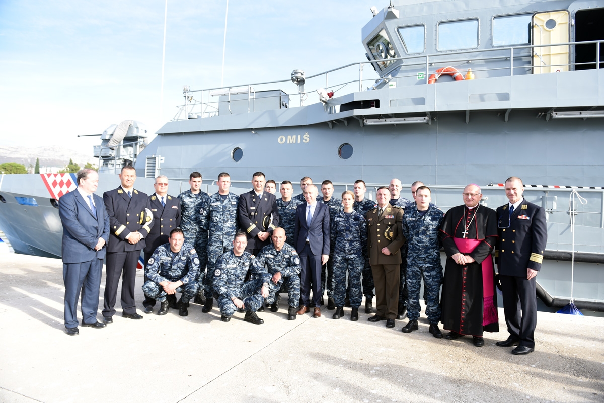 https://www.morh.hr/wp-content/gallery/primopredaja-novog-obalnog-ophodnog-broda-omis-hrm-u/obalni_ophodni_brod_omis_121218_48.jpg
