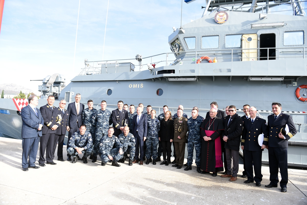 https://www.morh.hr/wp-content/gallery/primopredaja-novog-obalnog-ophodnog-broda-omis-hrm-u/obalni_ophodni_brod_omis_121218_49.jpg