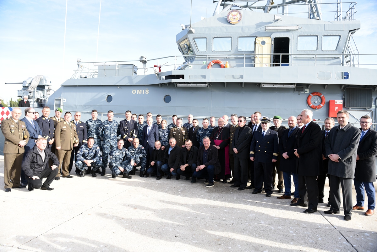 https://www.morh.hr/wp-content/gallery/primopredaja-novog-obalnog-ophodnog-broda-omis-hrm-u/obalni_ophodni_brod_omis_121218_50.jpg