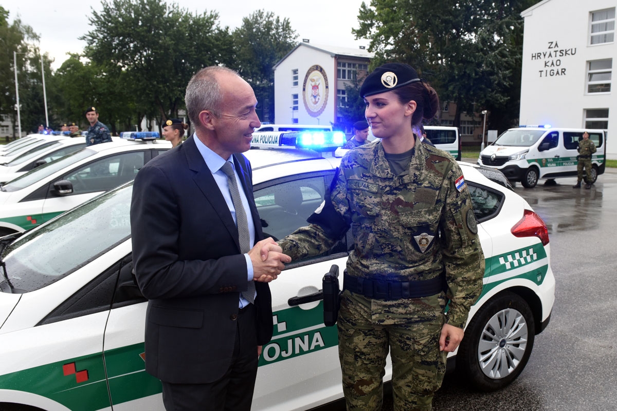 https://www.morh.hr/wp-content/gallery/primopredaja-vozila-pukovniji-vojne-policije/primopredaja_vozila_pukovniji_vp_29062018_01.1.jpg
