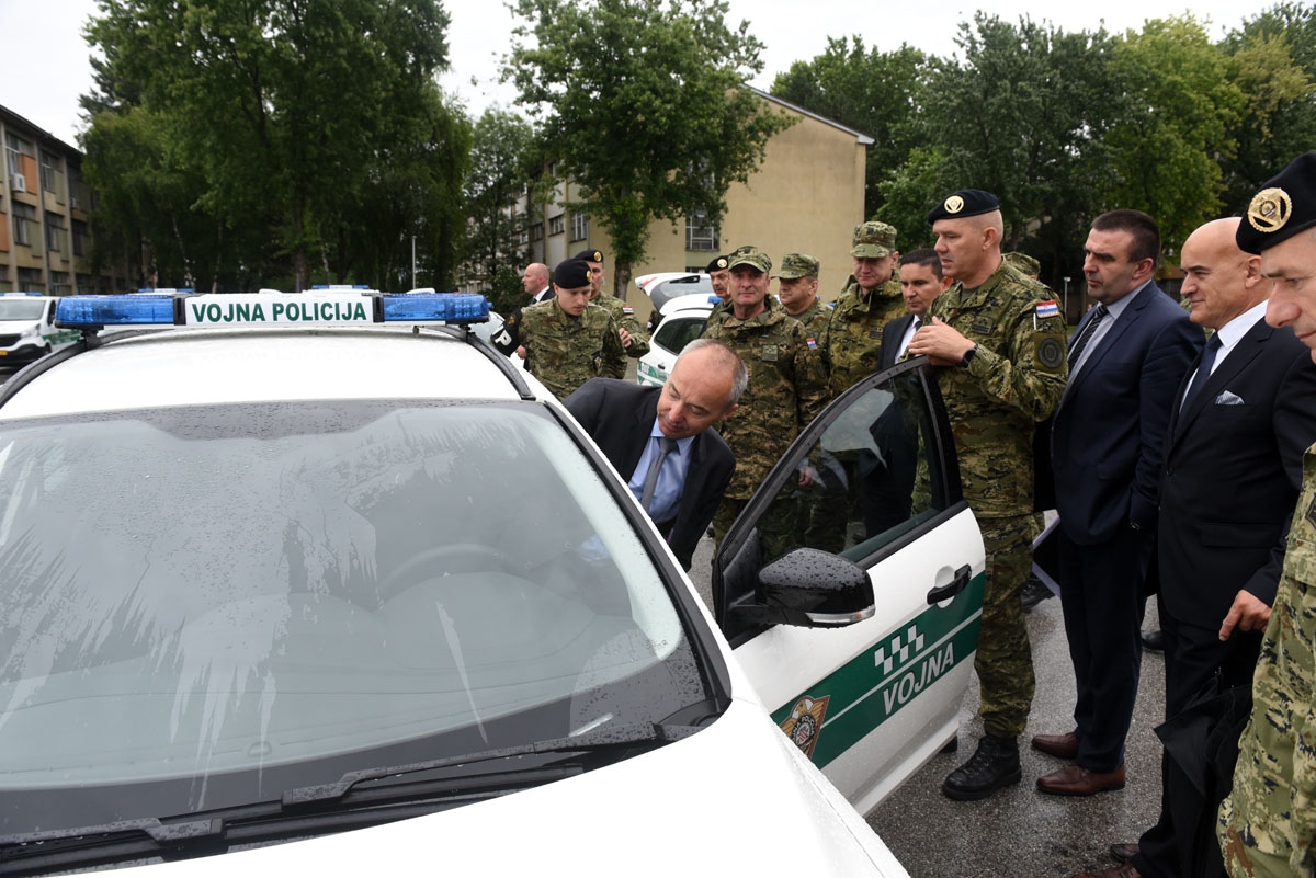 https://www.morh.hr/wp-content/gallery/primopredaja-vozila-pukovniji-vojne-policije/primopredaja_vozila_pukovniji_vp_29062018_25.jpg