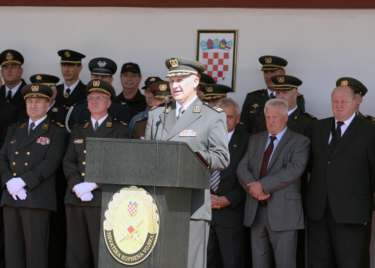 https://www.morh.hr/wp-content/gallery/primopredaja-zapovijednika-hkov-a/karlovac_hkov_30092014_3.jpg
