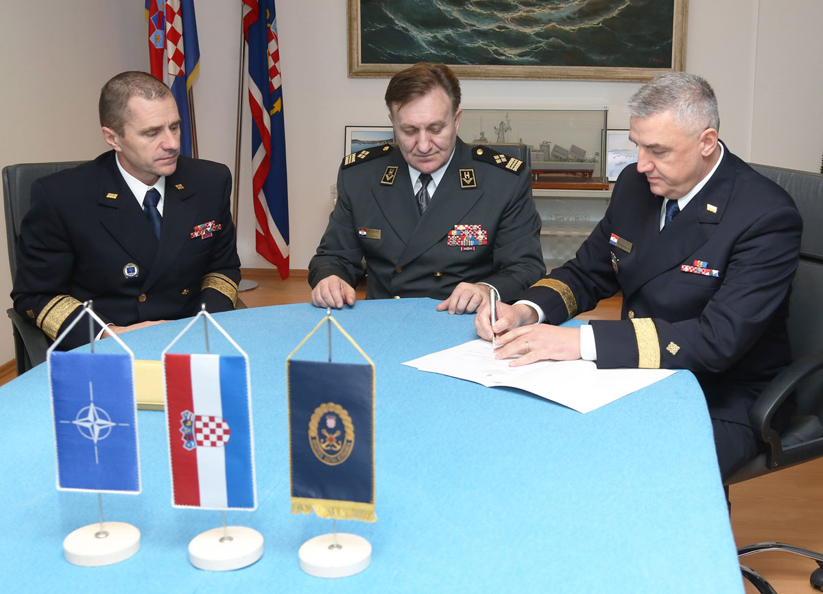 https://www.morh.hr/wp-content/gallery/primopredaja-zapovjednika-hrm-a/hrm_30012015-2_03.jpg
