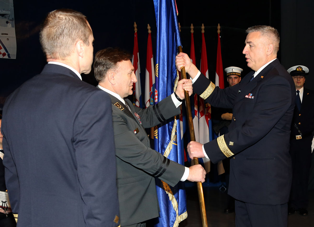 https://www.morh.hr/wp-content/gallery/primopredaja-zapovjednika-hrm-a/hrm_30012015-2_09.jpg