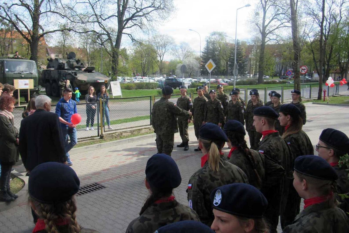 https://www.morh.hr/wp-content/gallery/pripadnici-2-hrvcon-a-efp-bg-usa-u-posjetu-skolama-u-poljskoj/poljska_dov_26042018__01.jpg