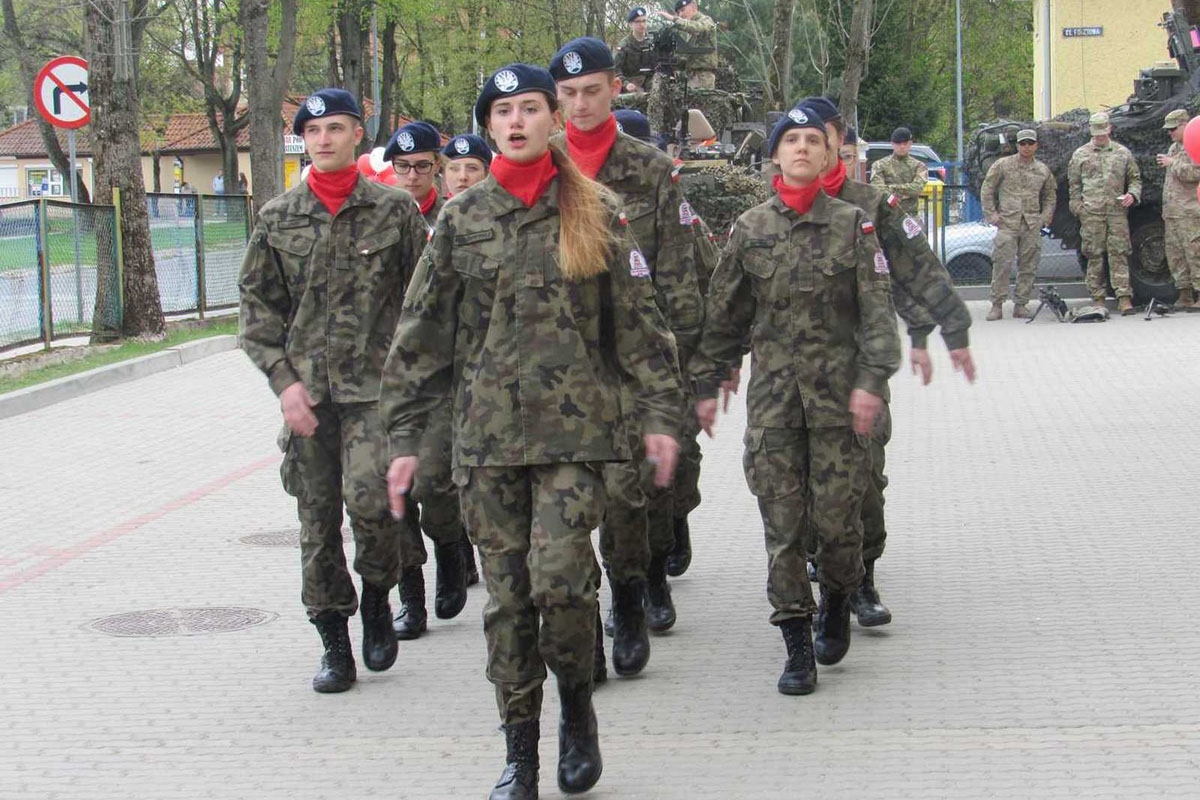 https://www.morh.hr/wp-content/gallery/pripadnici-2-hrvcon-a-efp-bg-usa-u-posjetu-skolama-u-poljskoj/poljska_dov_26042018__04.jpg