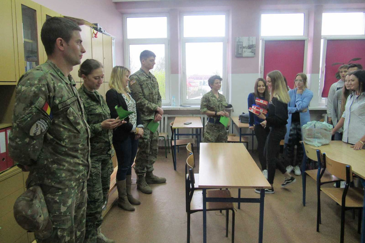 https://www.morh.hr/wp-content/gallery/pripadnici-2-hrvcon-a-efp-bg-usa-u-posjetu-skolama-u-poljskoj/poljska_dov_26042018__08.jpg