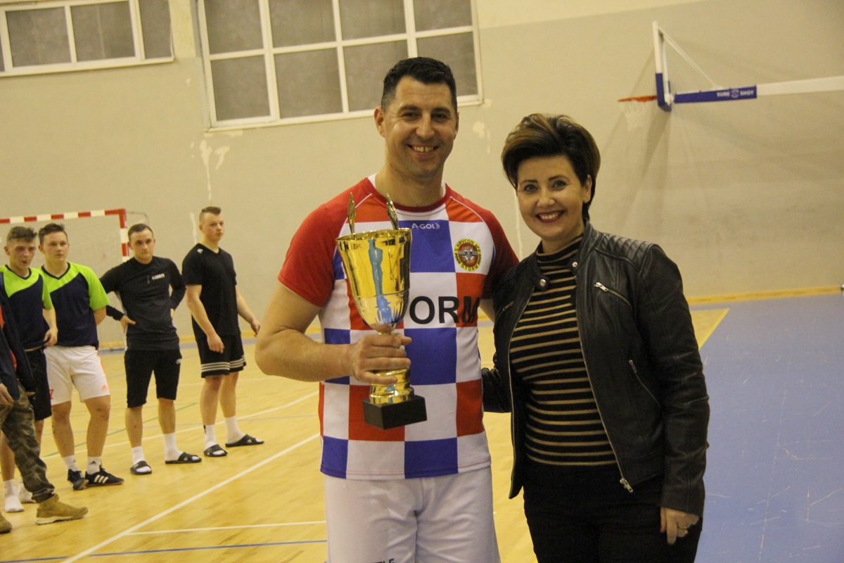 https://www.morh.hr/wp-content/gallery/pripadnici-5-hrvcon-a-osvojili-kup-i-lokalnu-malonogometnu-ligu-u-poljskoj/20200307-turnir-5hrvcon-008.jpg