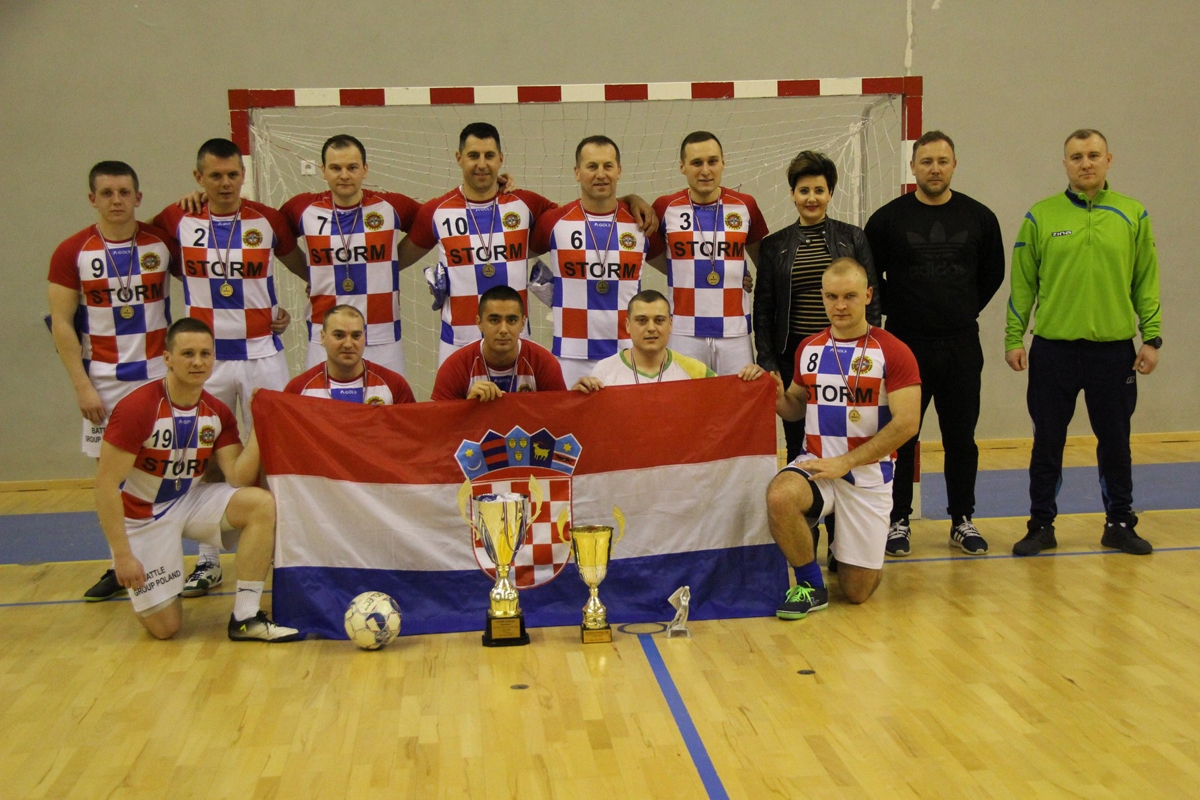 https://www.morh.hr/wp-content/gallery/pripadnici-5-hrvcon-a-osvojili-kup-i-lokalnu-malonogometnu-ligu-u-poljskoj/20200307-turnir-5hrvcon-010.jpg