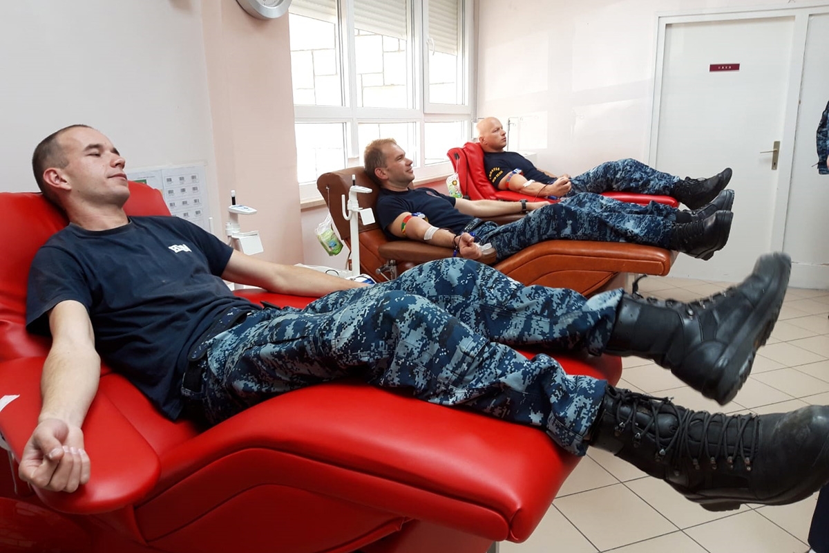 https://www.morh.hr/wp-content/gallery/pripadnici-hrm-a-darovali-krv-splitskom-kbc-u/darivanje_krvi_kbc_split_26102018_03.jpg