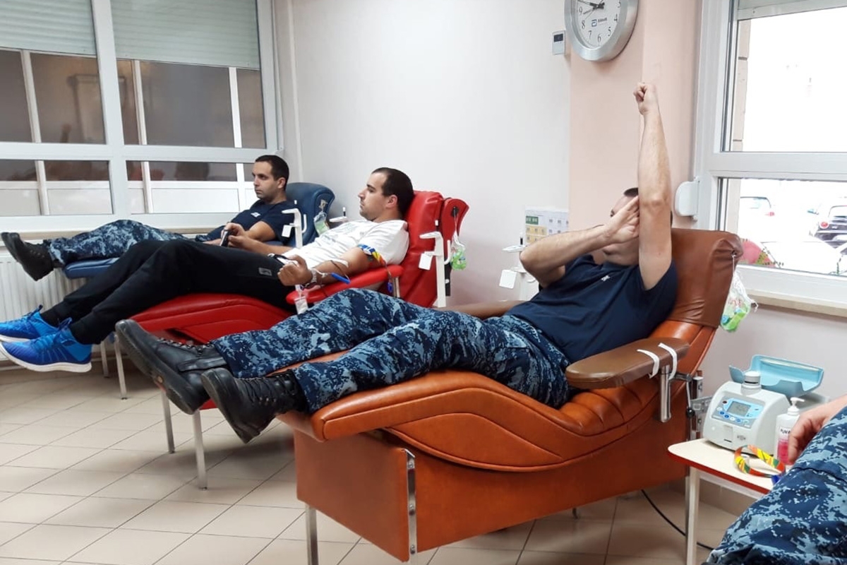 https://www.morh.hr/wp-content/gallery/pripadnici-hrm-a-darovali-krv-splitskom-kbc-u/darivanje_krvi_kbc_split_26102018_04.jpg