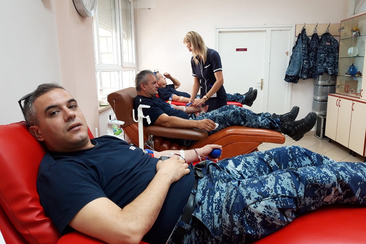 https://www.morh.hr/wp-content/gallery/pripadnici-hrm-a-darovali-krv-splitskom-kbc-u/darivanje_krvi_kbc_split_26102018_06.jpg
