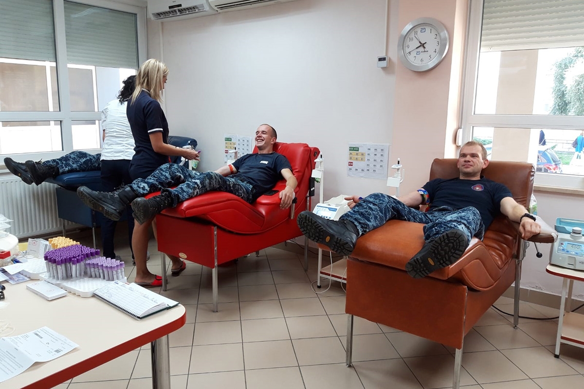 https://www.morh.hr/wp-content/gallery/pripadnici-hrm-a-darovali-krv-splitskom-kbc-u/darivanje_krvi_kbc_split_26102018_07.jpg