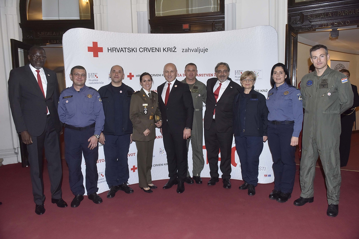 https://www.morh.hr/wp-content/gallery/pripadnici-hrvatske-vojske-u-humanitarnoj-akciji-crvenog-kriza/hrvatski_crveni_kriz_4.jpg