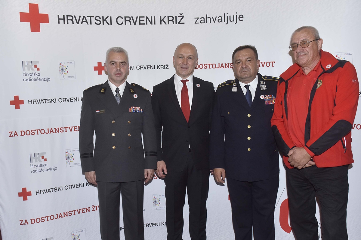https://www.morh.hr/wp-content/gallery/pripadnici-hrvatske-vojske-u-humanitarnoj-akciji-crvenog-kriza/hrvatski_crveni_kriz_5.jpg