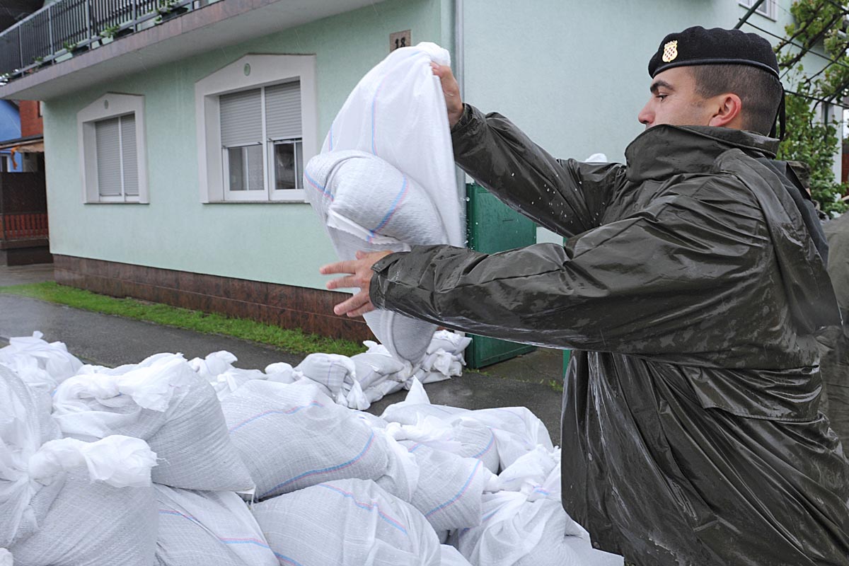https://www.morh.hr/wp-content/gallery/pripadnici-os-rh-pomazu-u-obrani-od-poplava-u-pleternici/poplave_23.jpg