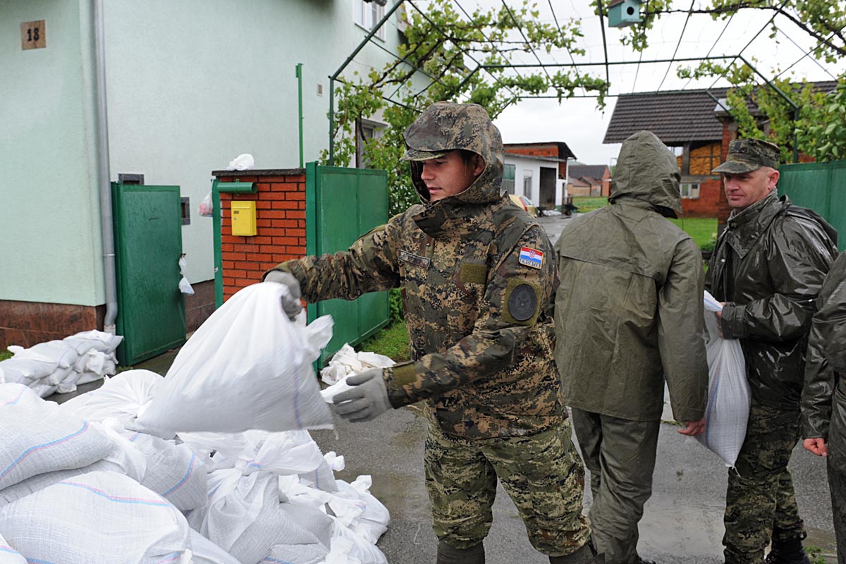 https://www.morh.hr/wp-content/gallery/pripadnici-os-rh-pomazu-u-obrani-od-poplava-u-pleternici/poplave_25.jpg