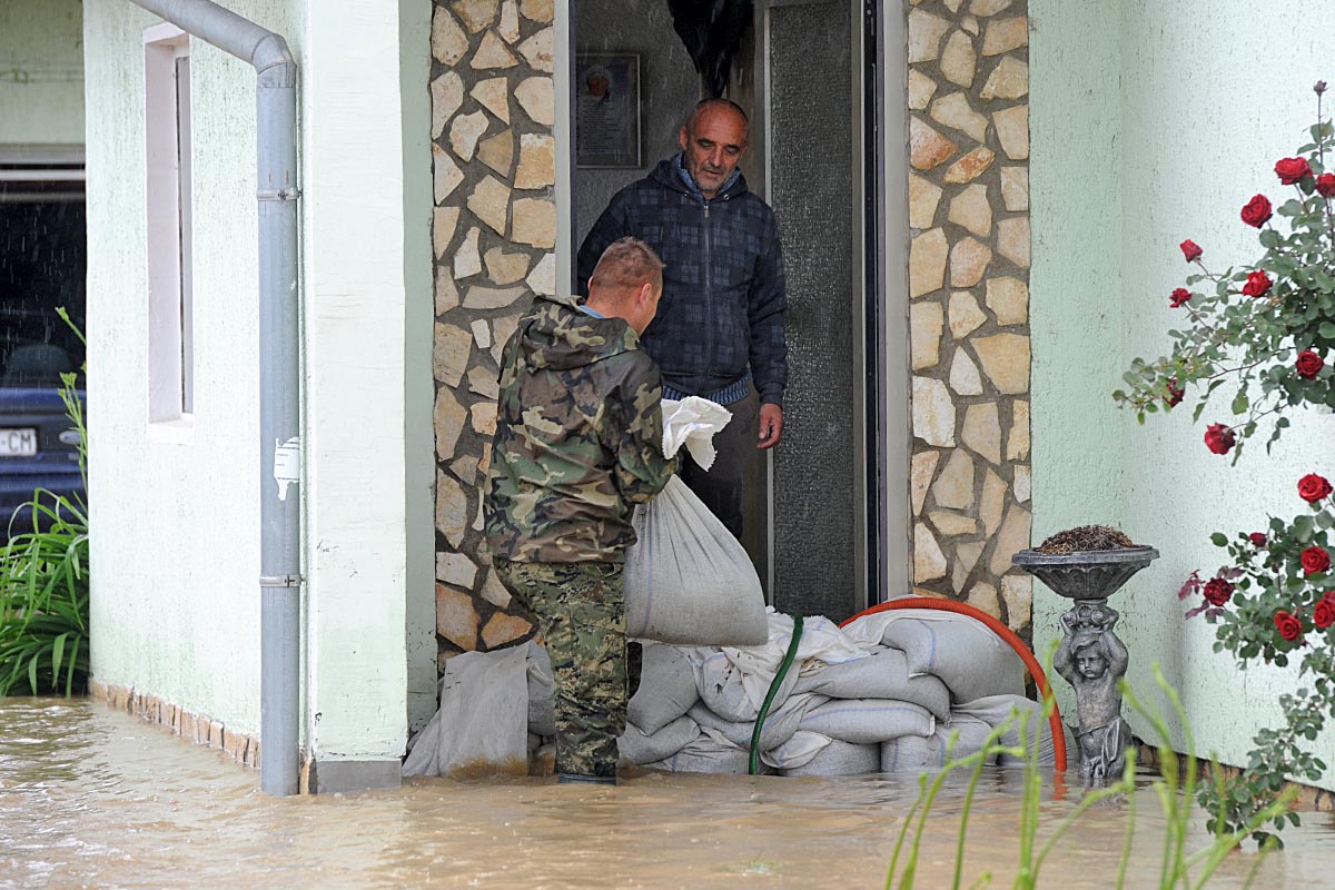 https://www.morh.hr/wp-content/gallery/pripadnici-os-rh-pomazu-u-obrani-od-poplava-u-pleternici/poplave_26.jpg