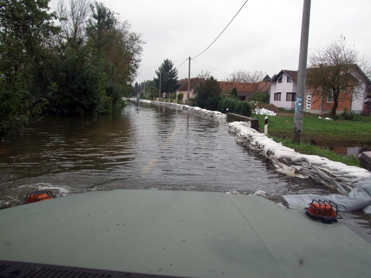 https://www.morh.hr/wp-content/gallery/pripadnici-os-rh-u-obrani-od-poplava-na-sisackom-podrucju/poplave_18092014_1.jpg