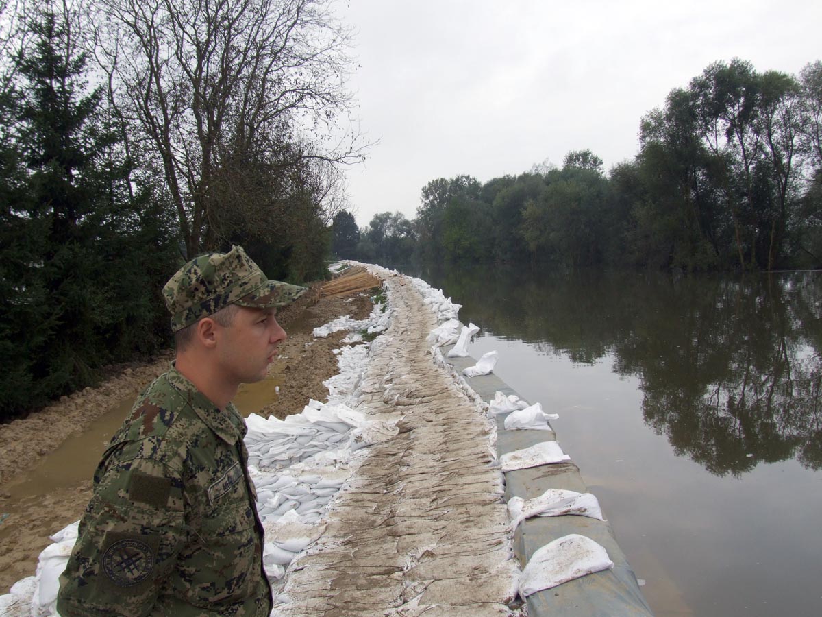 https://www.morh.hr/wp-content/gallery/pripadnici-os-rh-u-obrani-od-poplava-na-sisackom-podrucju/poplave_18092014_2.jpg