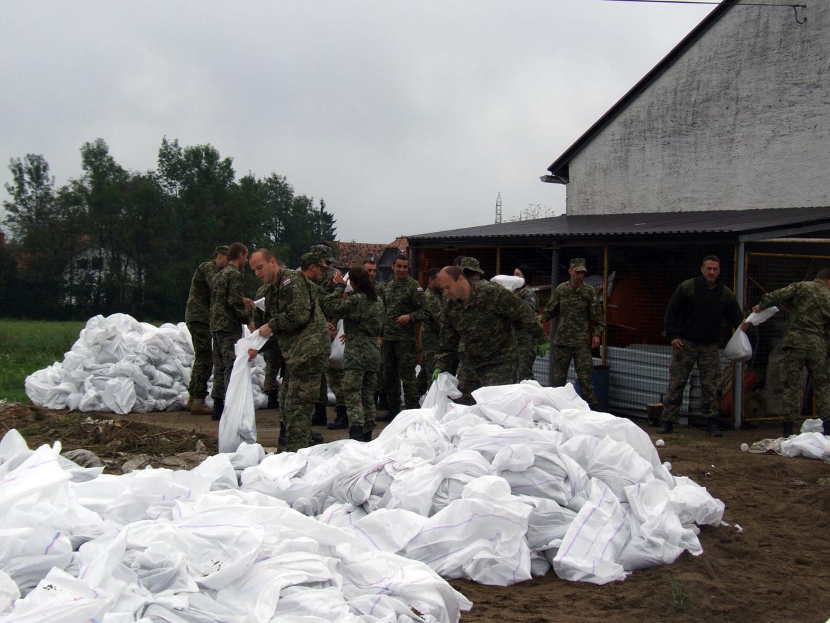 https://www.morh.hr/wp-content/gallery/pripadnici-os-rh-u-obrani-od-poplava-na-sisackom-podrucju/poplave_18092014_3.jpg