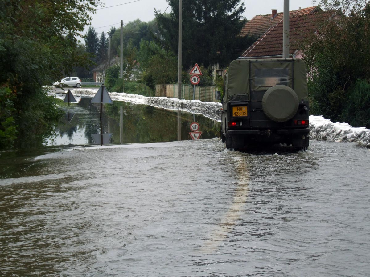 https://www.morh.hr/wp-content/gallery/pripadnici-os-rh-u-obrani-od-poplava-na-sisackom-podrucju/poplave_18092014_4.jpg