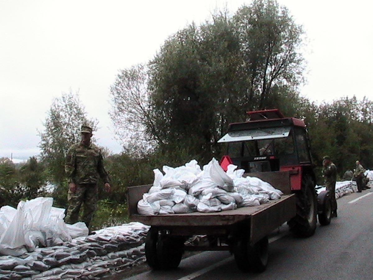 https://www.morh.hr/wp-content/gallery/pripadnici-os-rh-u-obrani-od-poplava-na-sisackom-podrucju/poplave_18092014_5.jpg
