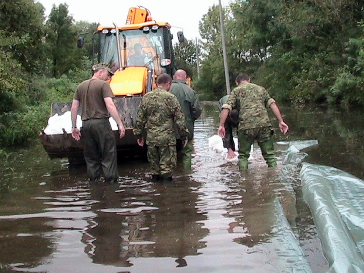 https://www.morh.hr/wp-content/gallery/pripadnici-os-rh-u-obrani-od-poplava-na-sisackom-podrucju/poplave_18092014_6.jpg