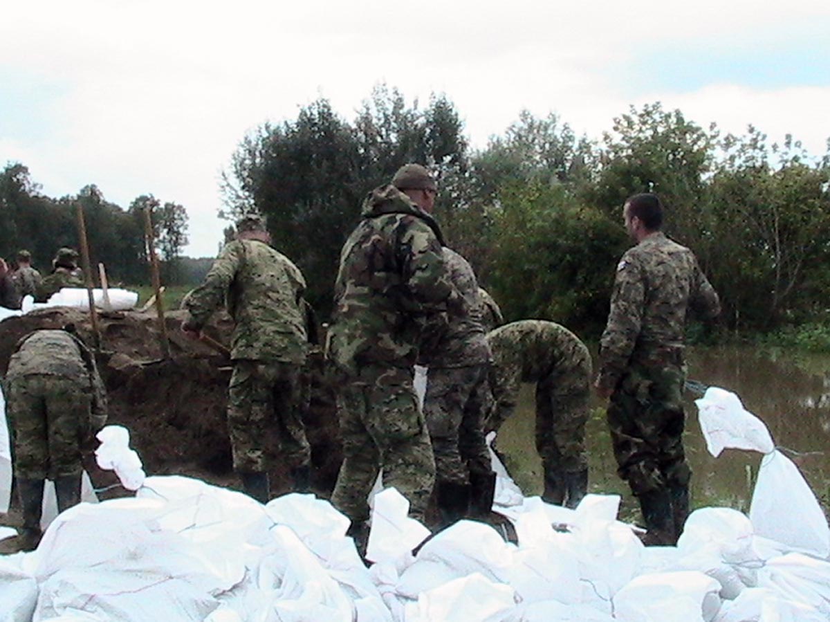 https://www.morh.hr/wp-content/gallery/pripadnici-os-rh-u-obrani-od-poplava-na-sisackom-podrucju/poplave_18092014_7.jpg