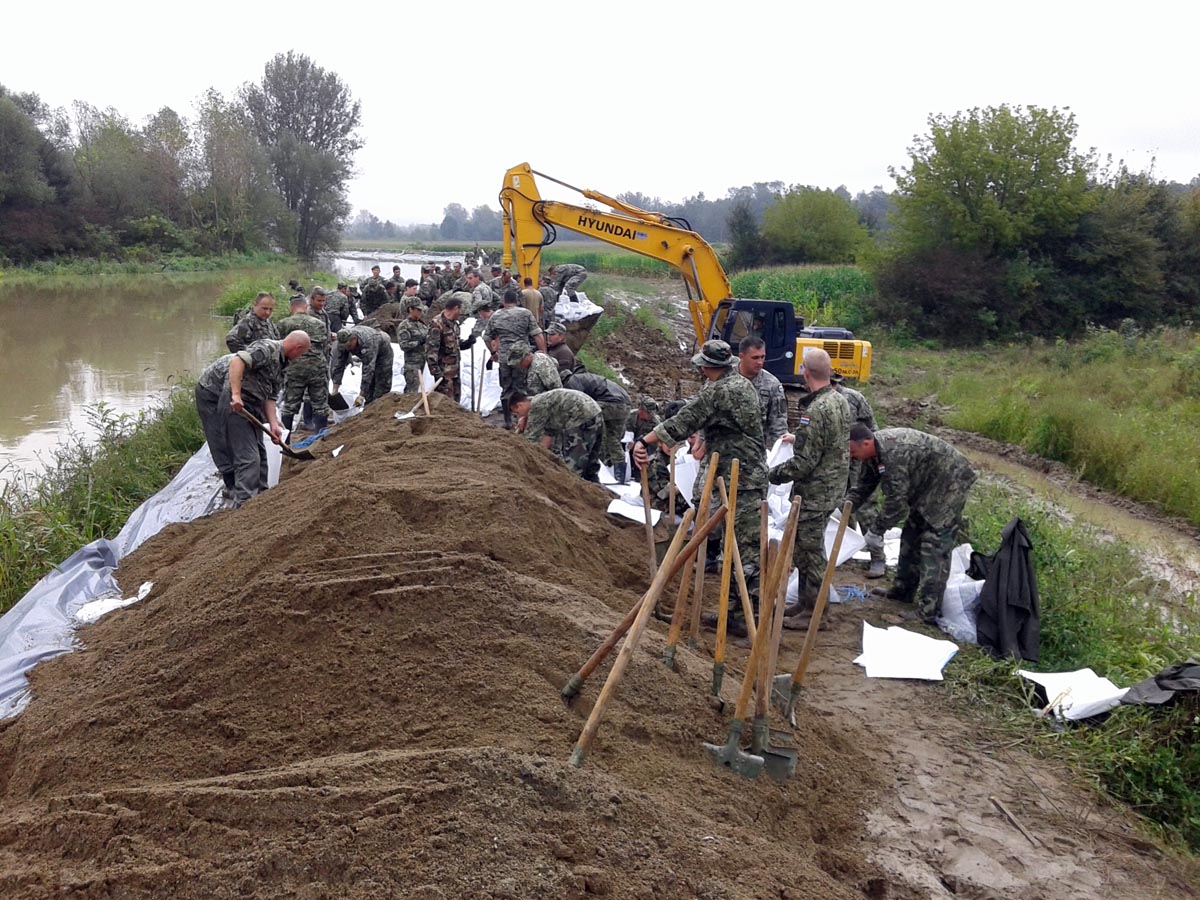 https://www.morh.hr/wp-content/gallery/pripadnici-os-rh-u-obrani-od-poplava-na-sisackom-podrucju/poplave_18092014_8.jpg