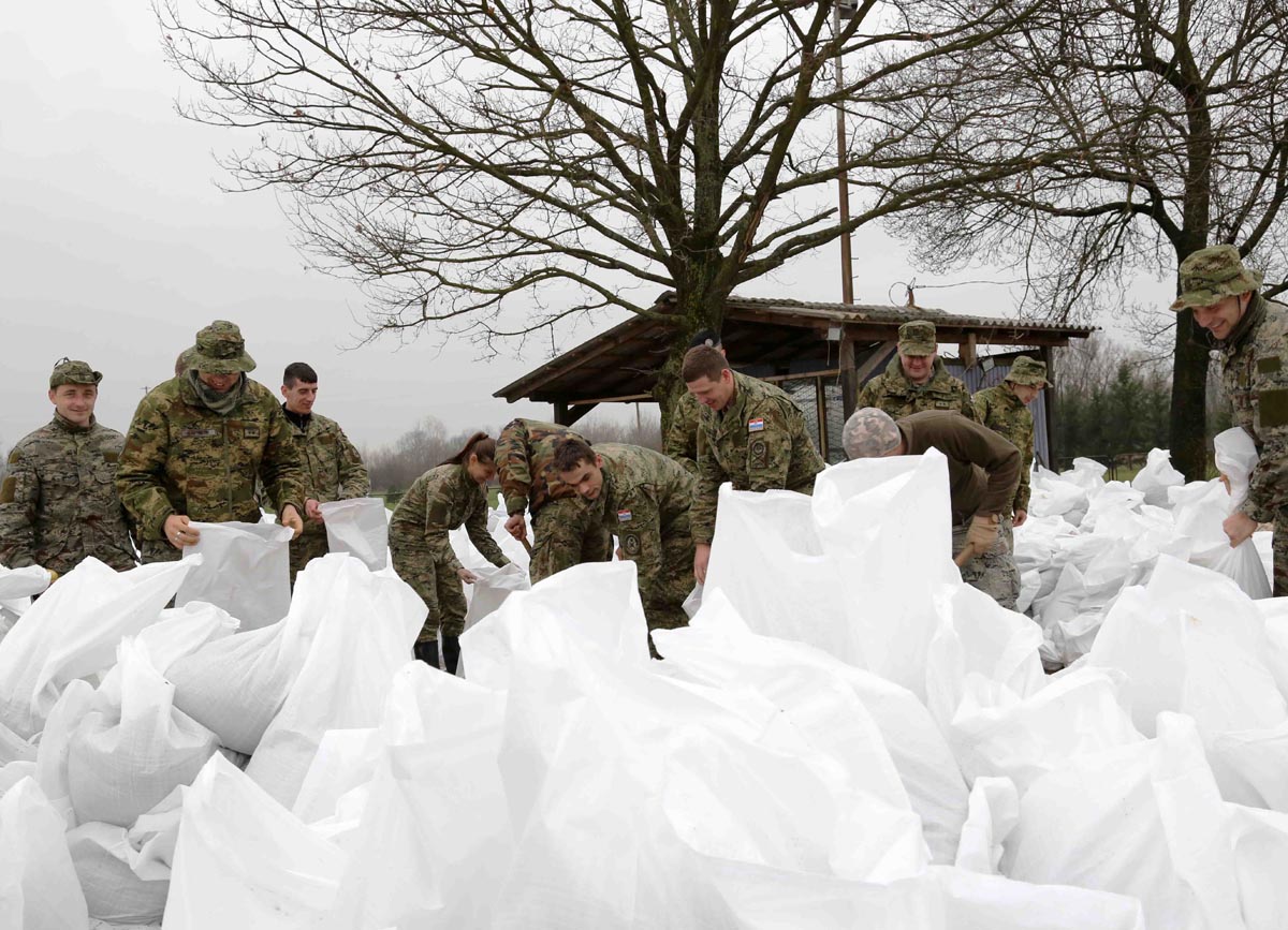 https://www.morh.hr/wp-content/gallery/pripadnici-os-rh-u-obrani-od-poplava-tijekom-vikenda/sisak_24022014_6.jpg