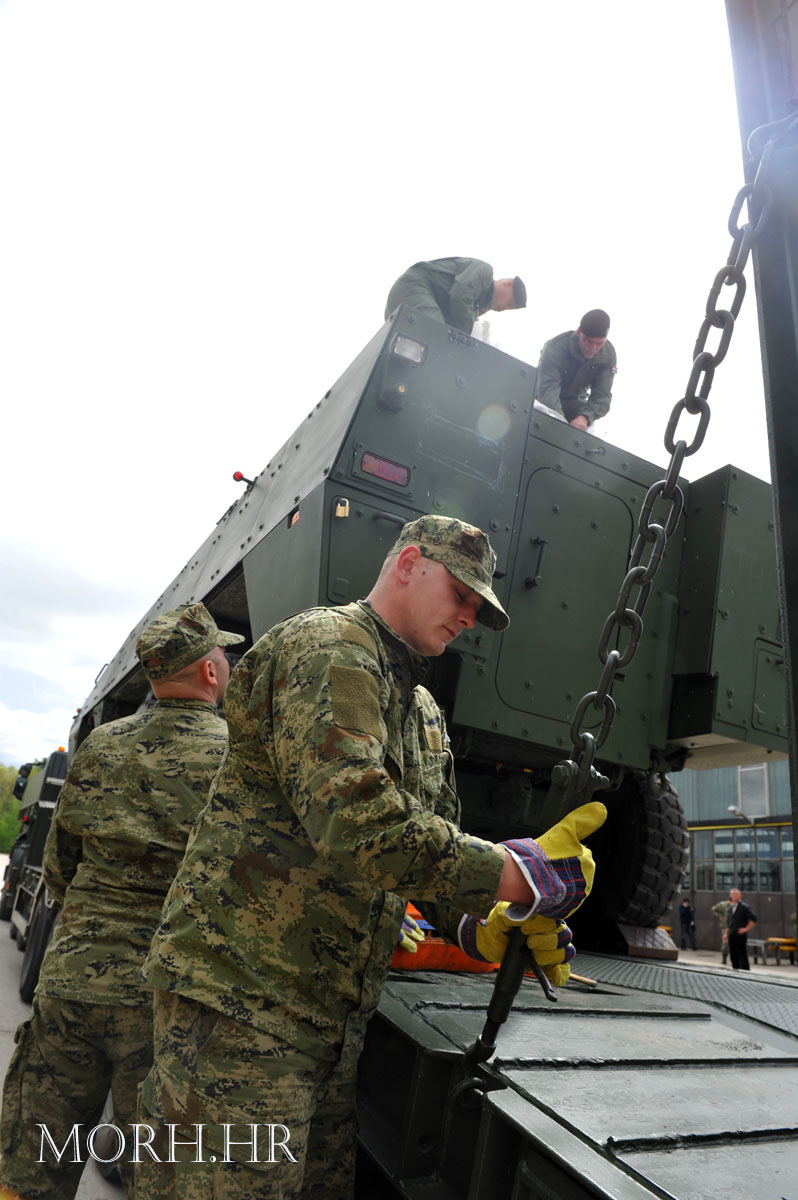 https://www.morh.hr/wp-content/gallery/pripadnici-osrh-i-oklopna-vozila-oruanih-snaga-rh-upueni-na-vjebu-eu-borbene-skupine-u-njemaku/v-patria_25042012_14.jpg