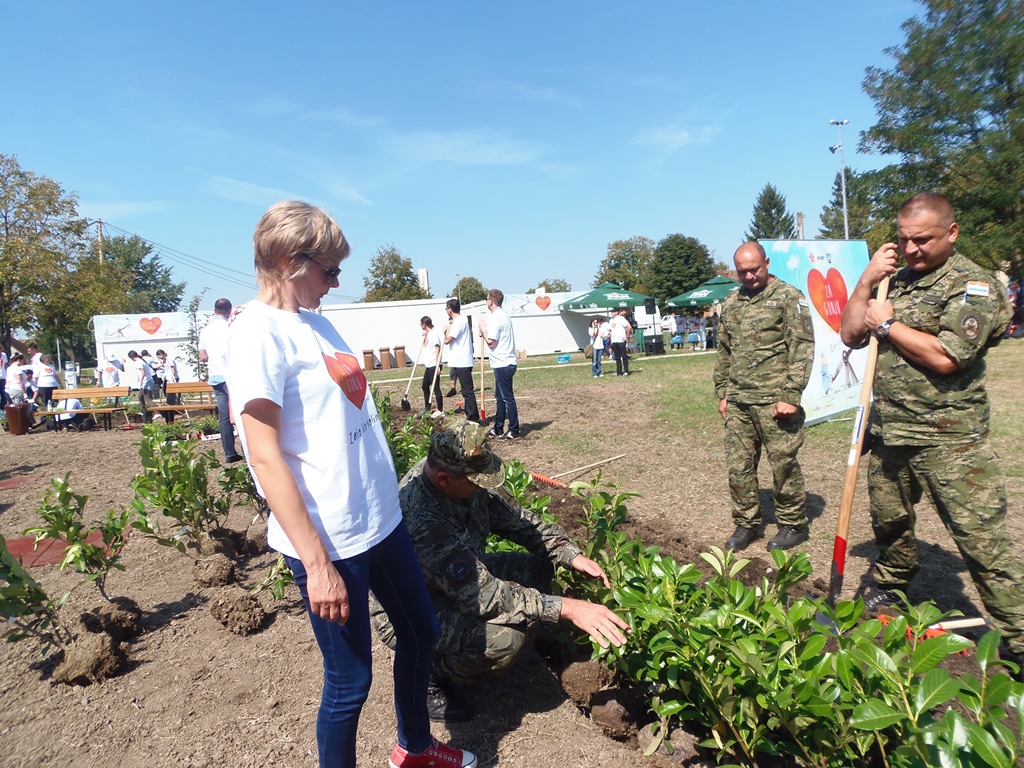 https://www.morh.hr/wp-content/gallery/pripadnici-osrh-sudjelovali-u-akciji-za-gunju-zato-sto-volimo/gunja_30082014_06.jpg