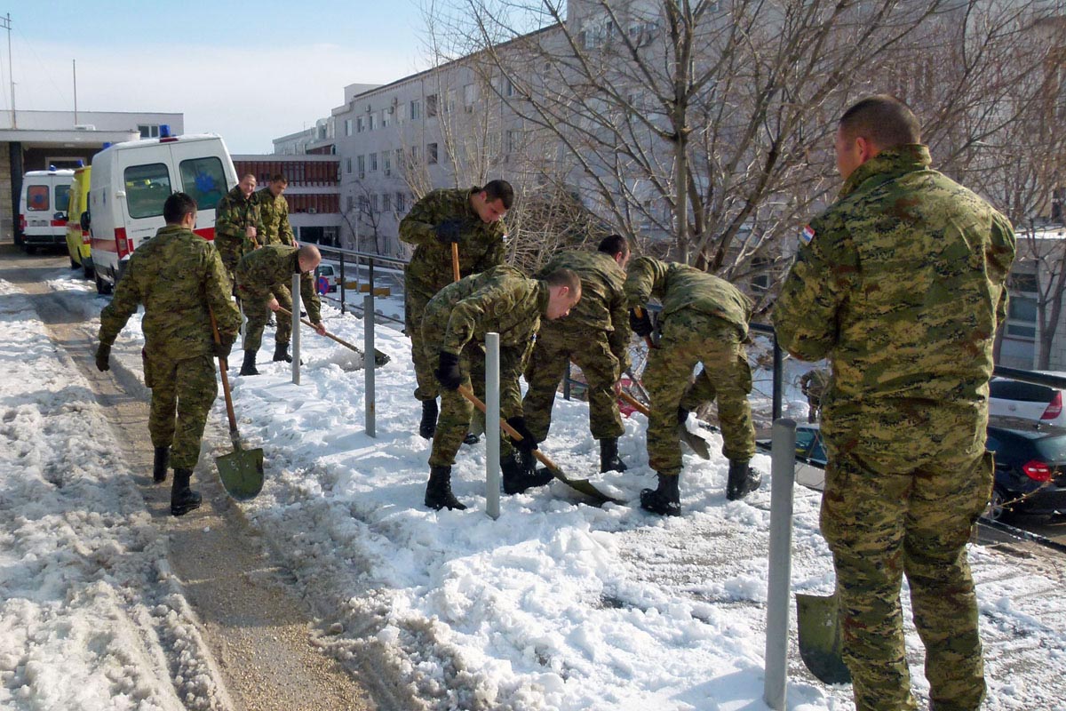 https://www.morh.hr/wp-content/gallery/pripadnici-osrh-u-splitu-iste-prilaze-bolnicama-domu-zdravlja-i-sveuilinom-kampusu/fah007_dop19_vojska_snijeg_bolnica.jpg