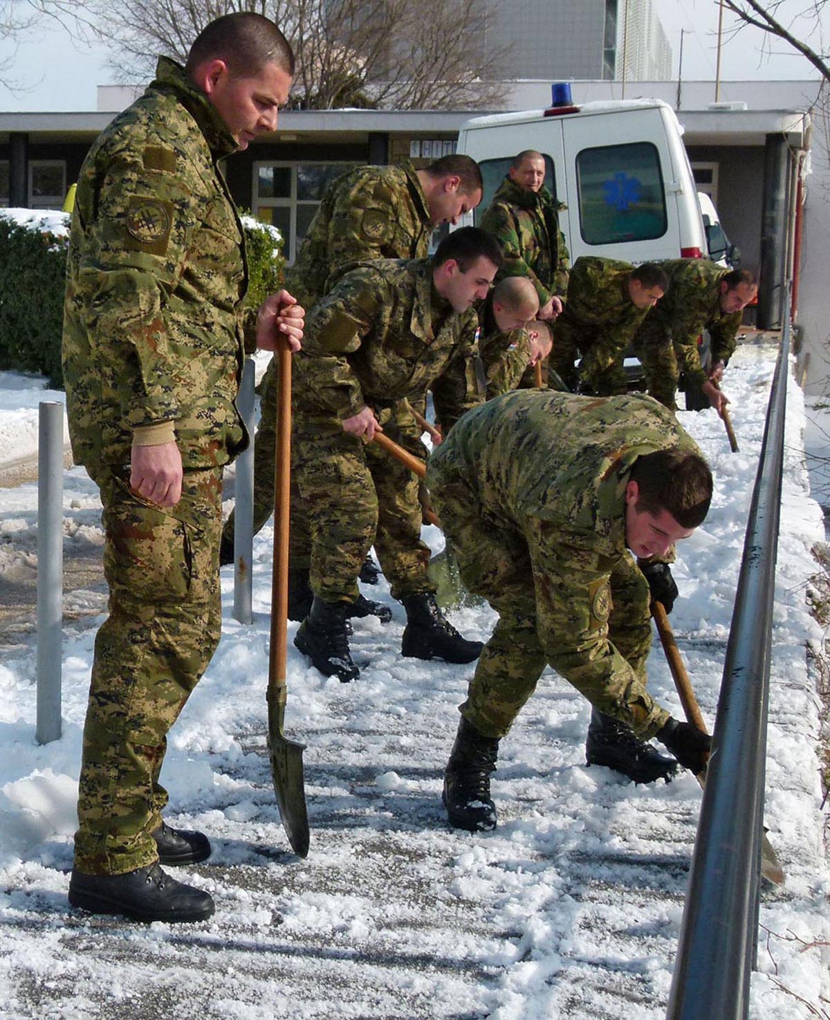 https://www.morh.hr/wp-content/gallery/pripadnici-osrh-u-splitu-iste-prilaze-bolnicama-domu-zdravlja-i-sveuilinom-kampusu/fah008_dop19_vojska_snijeg_bolnica.jpg