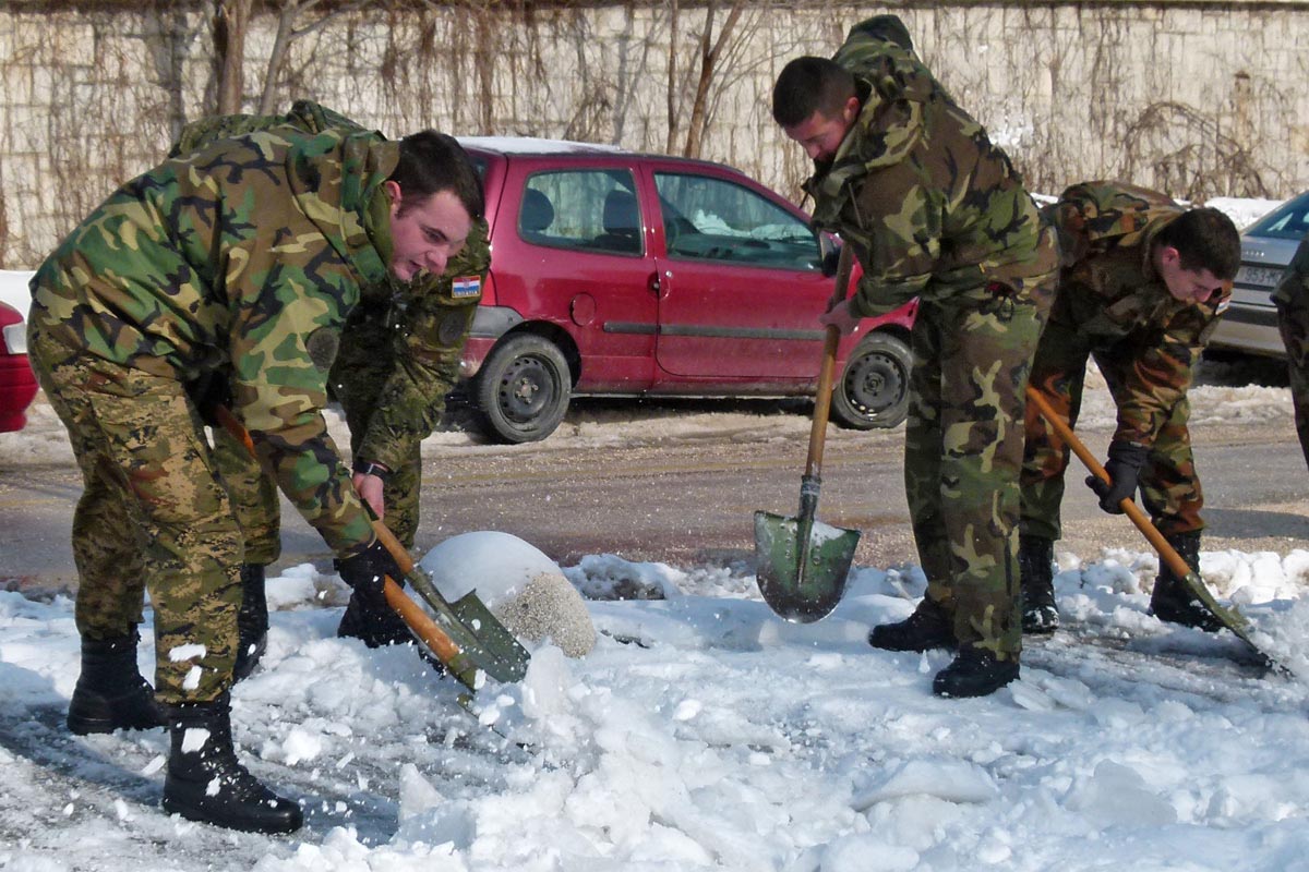 https://www.morh.hr/wp-content/gallery/pripadnici-osrh-u-splitu-iste-prilaze-bolnicama-domu-zdravlja-i-sveuilinom-kampusu/fah009_dop19_vojska_snijeg_bolnica.jpg