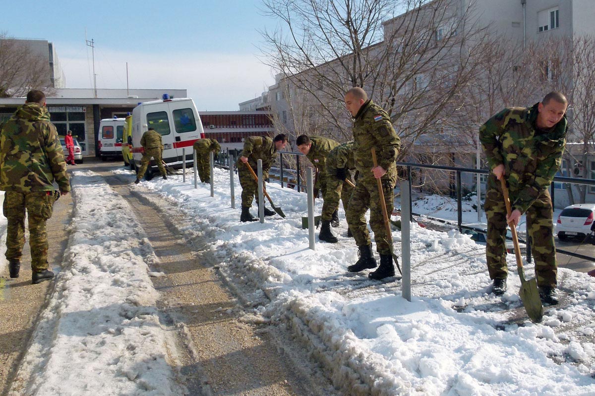 https://www.morh.hr/wp-content/gallery/pripadnici-osrh-u-splitu-iste-prilaze-bolnicama-domu-zdravlja-i-sveuilinom-kampusu/fah010_dop19_vojska_snijeg_bolnica.jpg