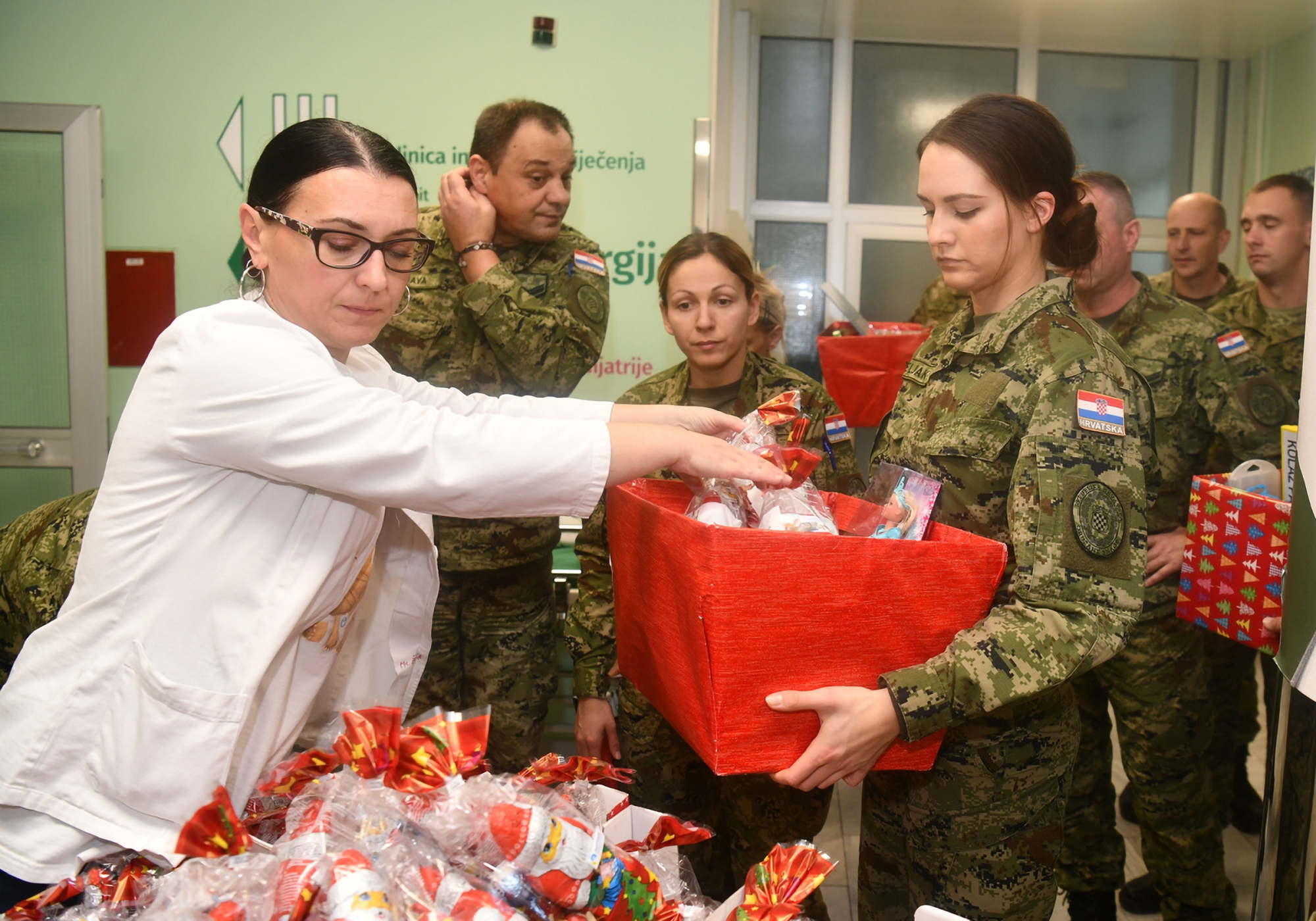 https://www.morh.hr/wp-content/gallery/pripadnici-vojne-policije-urucili-donaciju-klinici-za-djecje-bolesti-zagreb/donacija_klaicevoj_06122018_08.jpg