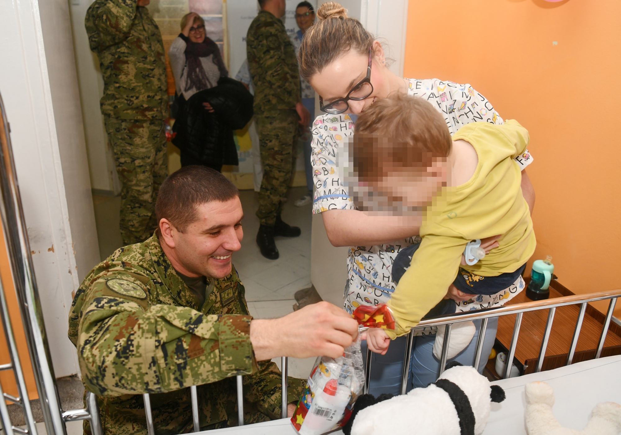 https://www.morh.hr/wp-content/gallery/pripadnici-vojne-policije-urucili-donaciju-klinici-za-djecje-bolesti-zagreb/donacija_klaicevoj_06122018_10.jpg