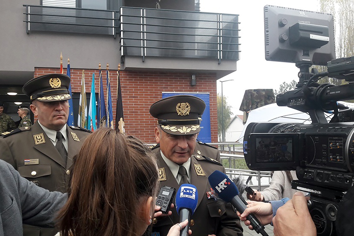 https://www.morh.hr/wp-content/gallery/pripadnicima-hrvatske-vojske-dodijeljeni-stanovi-u-vukovaru/stanovi_vukovar_08112019_1.jpg