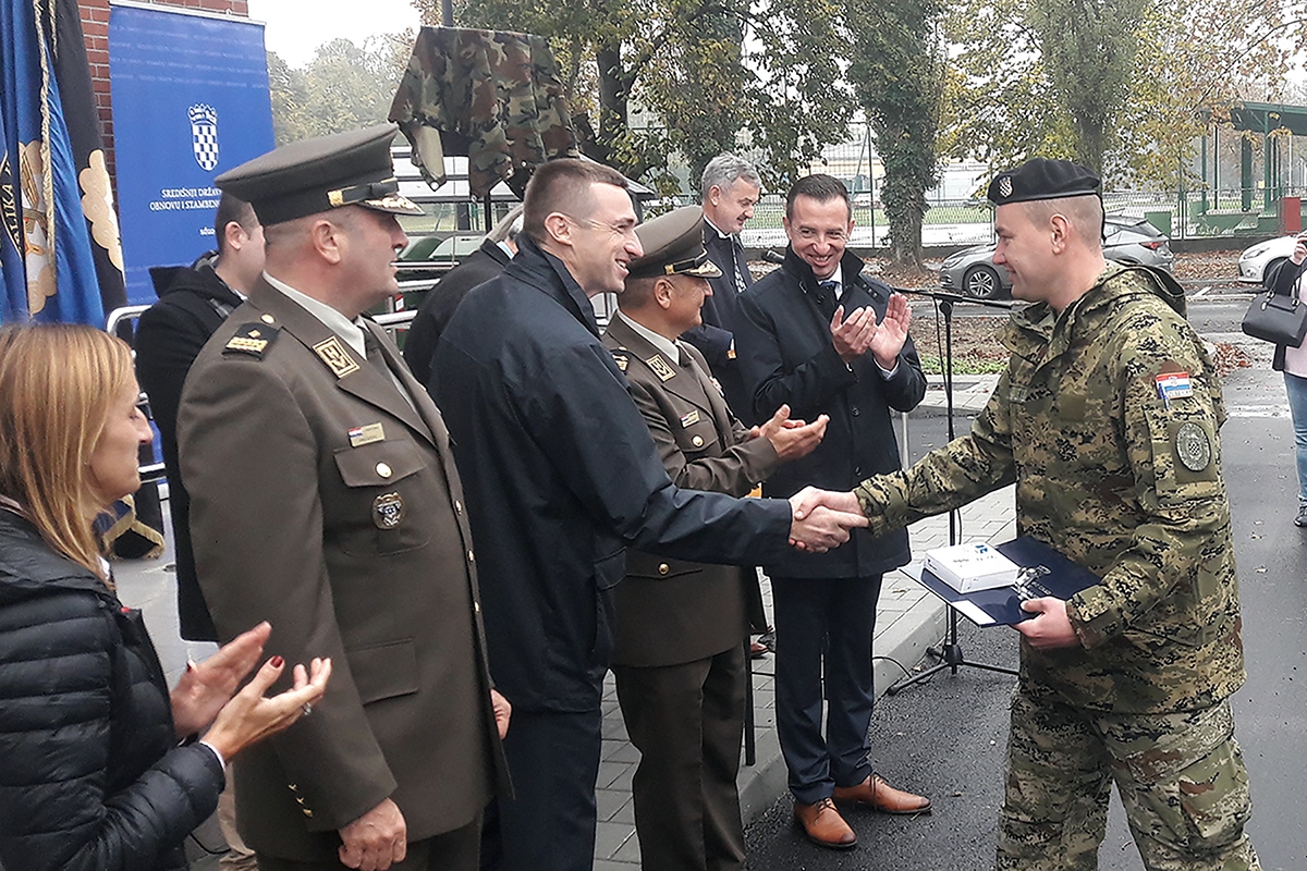 https://www.morh.hr/wp-content/gallery/pripadnicima-hrvatske-vojske-dodijeljeni-stanovi-u-vukovaru/stanovi_vukovar_08112019_10.jpg