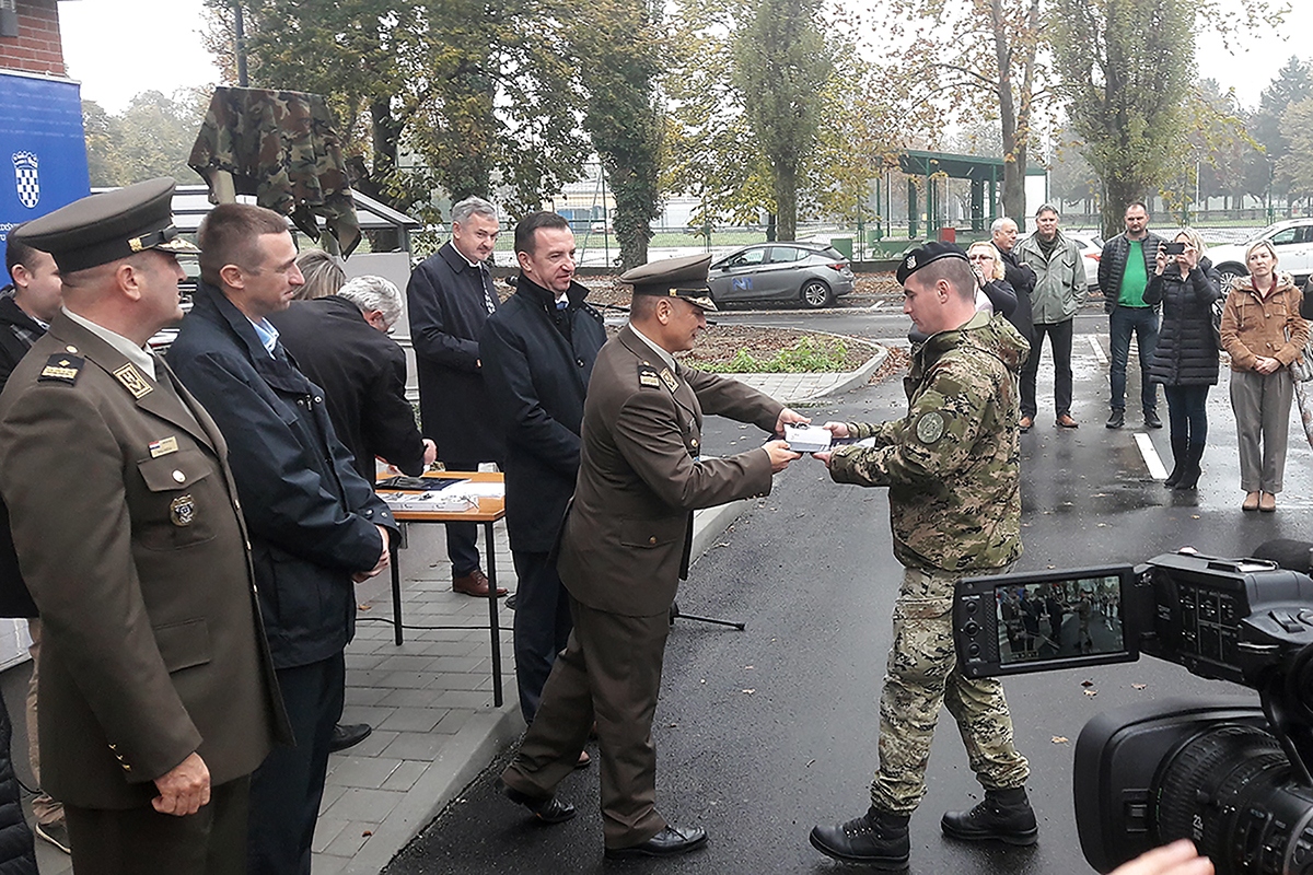https://www.morh.hr/wp-content/gallery/pripadnicima-hrvatske-vojske-dodijeljeni-stanovi-u-vukovaru/stanovi_vukovar_08112019_11.jpg