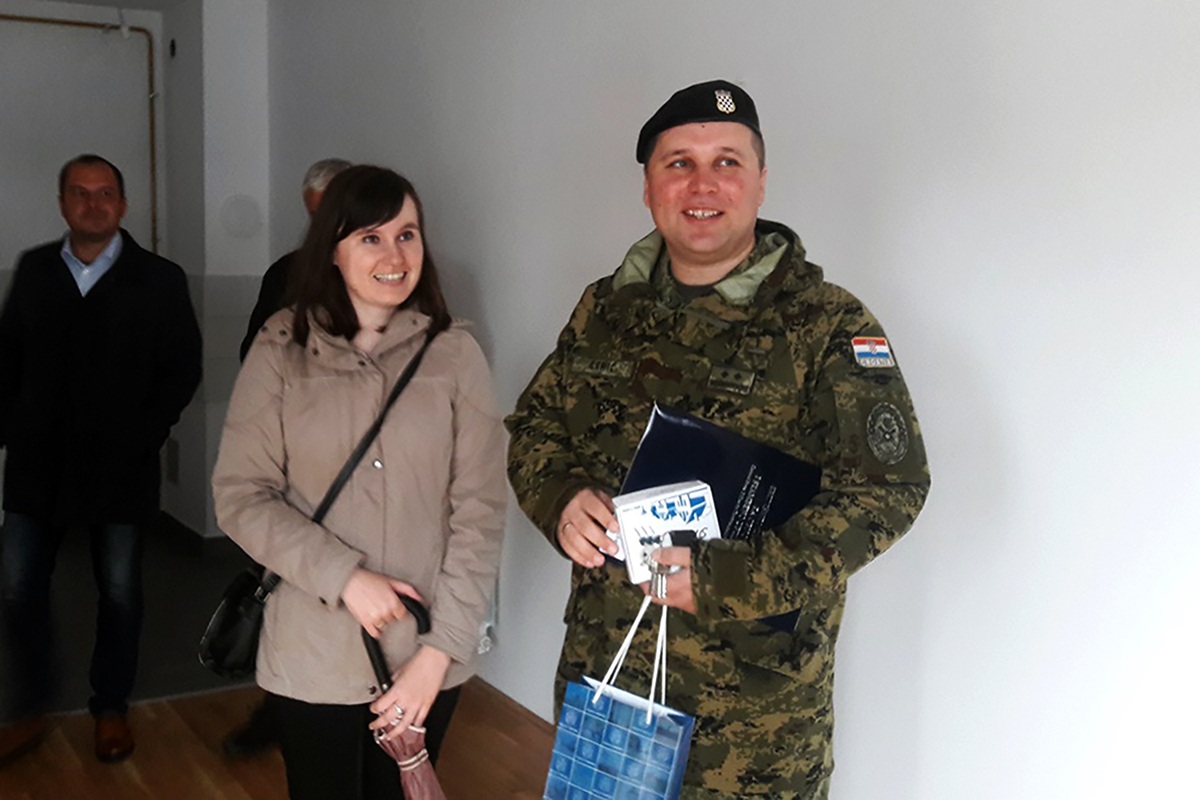 https://www.morh.hr/wp-content/gallery/pripadnicima-hrvatske-vojske-dodijeljeni-stanovi-u-vukovaru/stanovi_vukovar_08112019_13.jpg