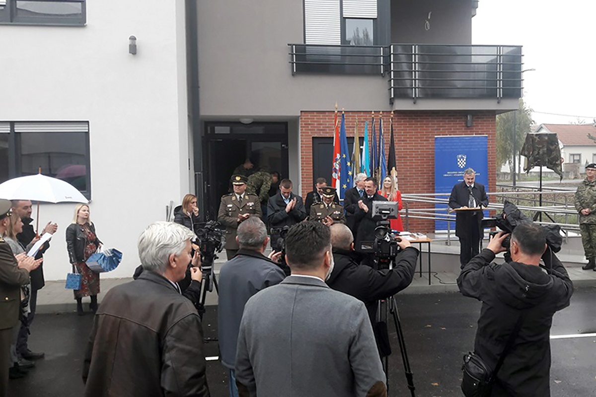https://www.morh.hr/wp-content/gallery/pripadnicima-hrvatske-vojske-dodijeljeni-stanovi-u-vukovaru/stanovi_vukovar_08112019_16.jpg