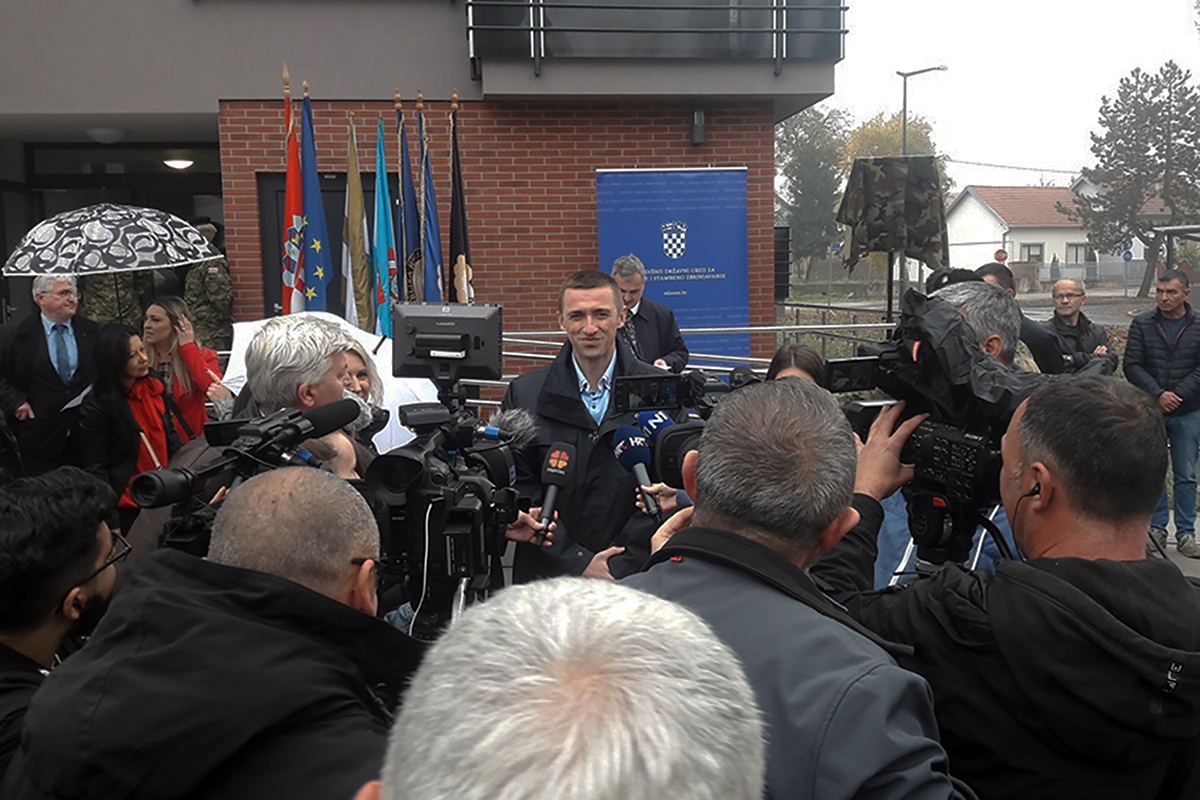 https://www.morh.hr/wp-content/gallery/pripadnicima-hrvatske-vojske-dodijeljeni-stanovi-u-vukovaru/stanovi_vukovar_08112019_2.jpg