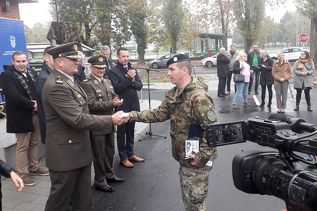 https://www.morh.hr/wp-content/gallery/pripadnicima-hrvatske-vojske-dodijeljeni-stanovi-u-vukovaru/stanovi_vukovar_08112019_20.jpg