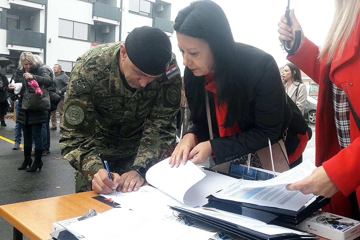 https://www.morh.hr/wp-content/gallery/pripadnicima-hrvatske-vojske-dodijeljeni-stanovi-u-vukovaru/stanovi_vukovar_08112019_3.jpg