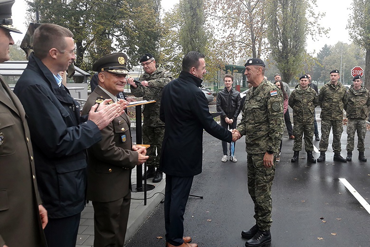 https://www.morh.hr/wp-content/gallery/pripadnicima-hrvatske-vojske-dodijeljeni-stanovi-u-vukovaru/stanovi_vukovar_08112019_5.jpg